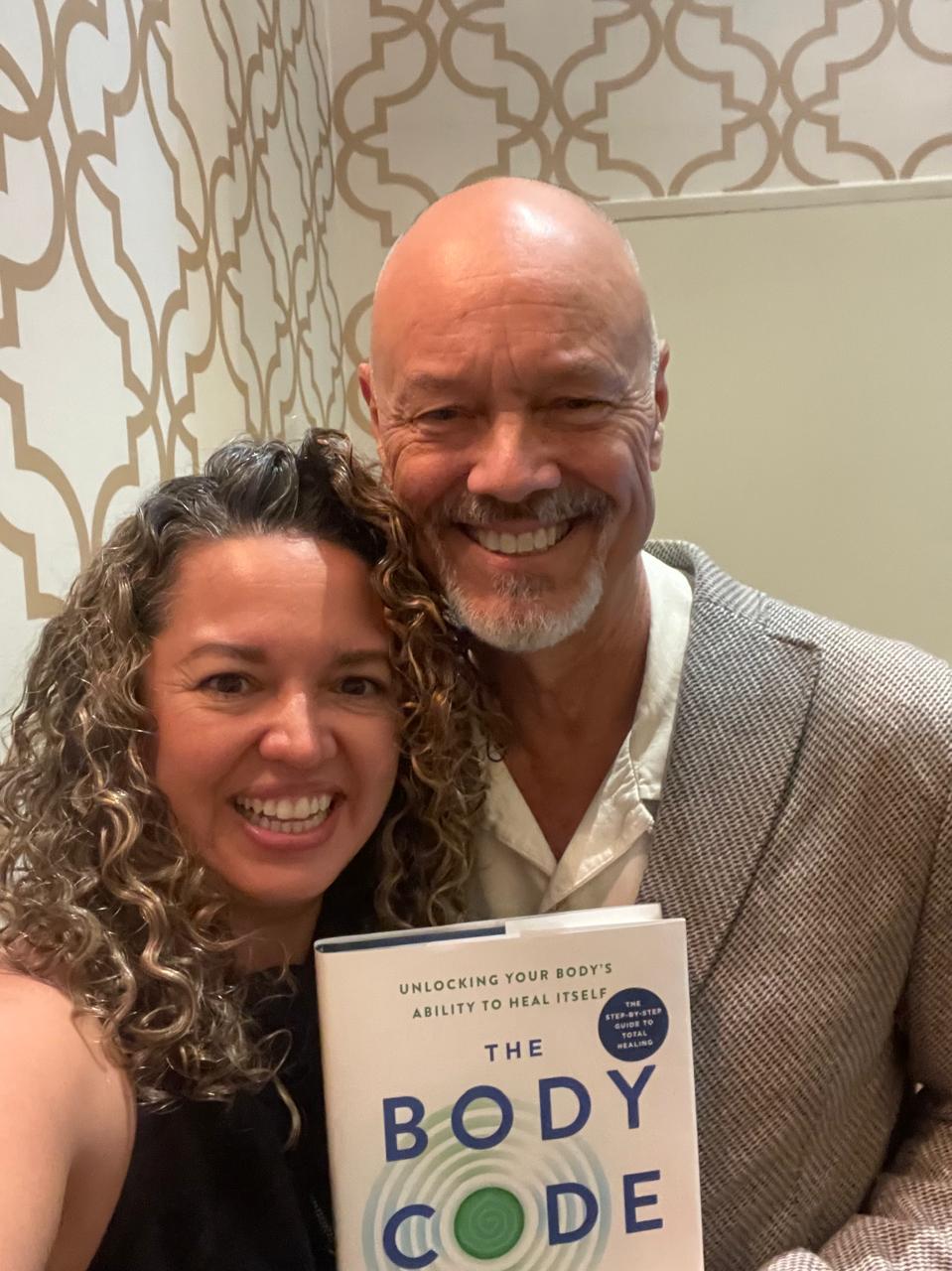 Mariana Guerrero con el autor del libro The Body Code