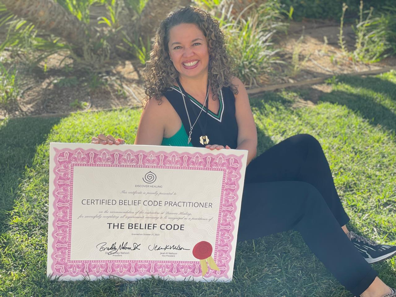 Mariana Guerrero con su diploma de certificación Belief Code